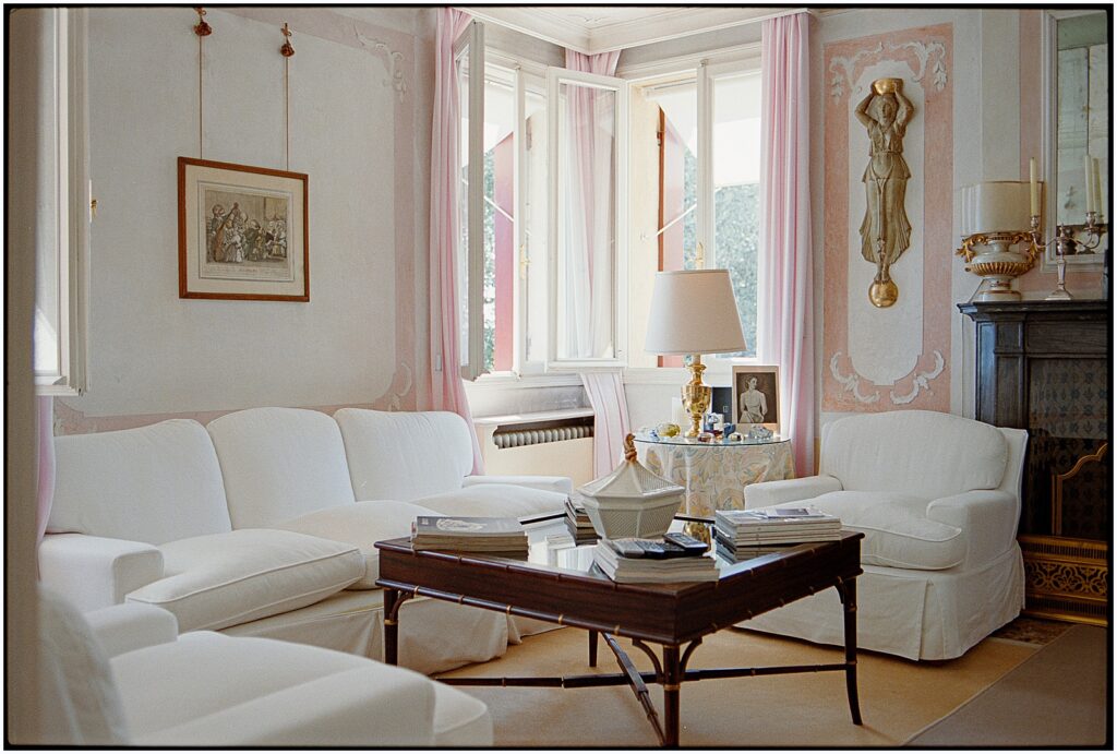 Villa Il Galero is decorated with white and pink furniture.